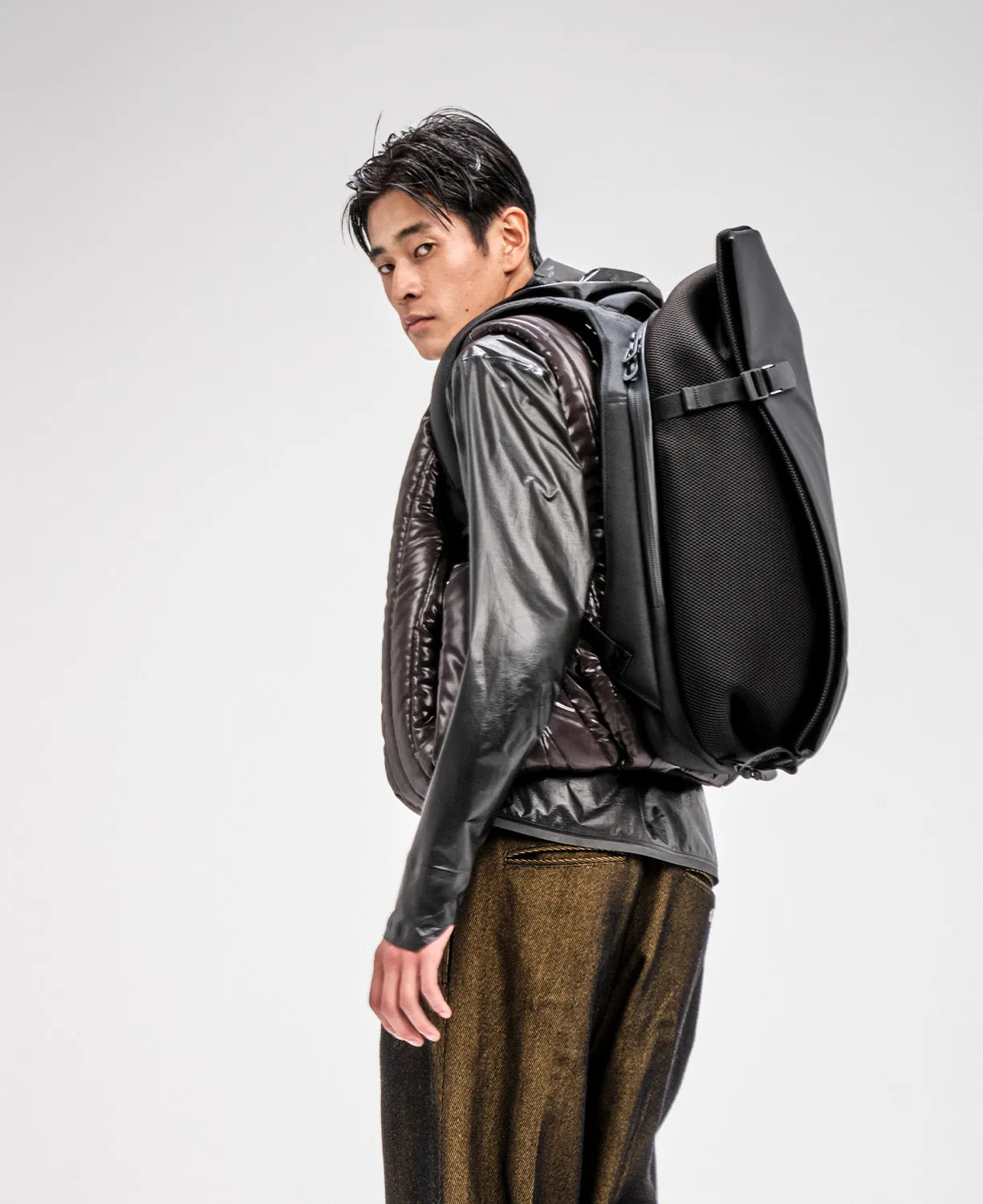 Isar M Obsidian Black