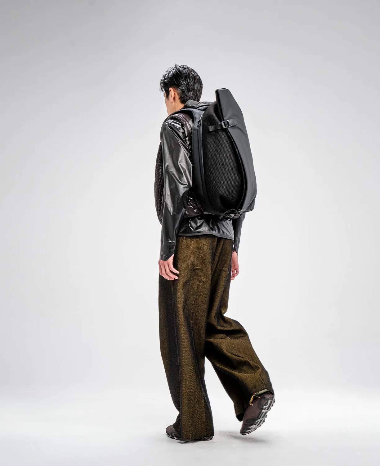 Isar M Obsidian Black