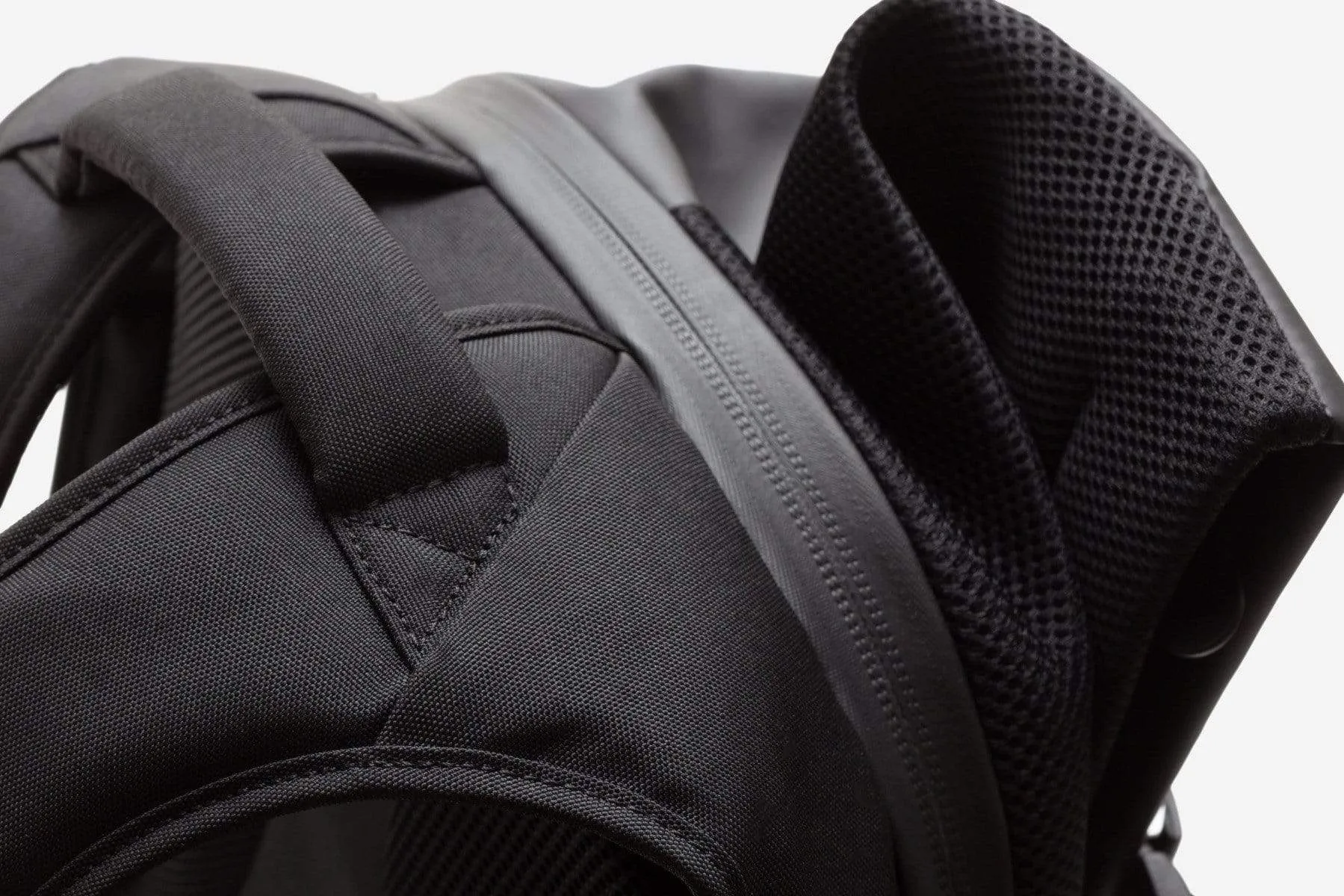 Isar M Obsidian Black